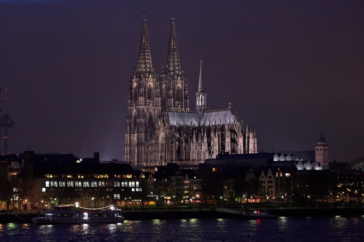 Cologne police arrest five people trying to climb famous tourist attraction