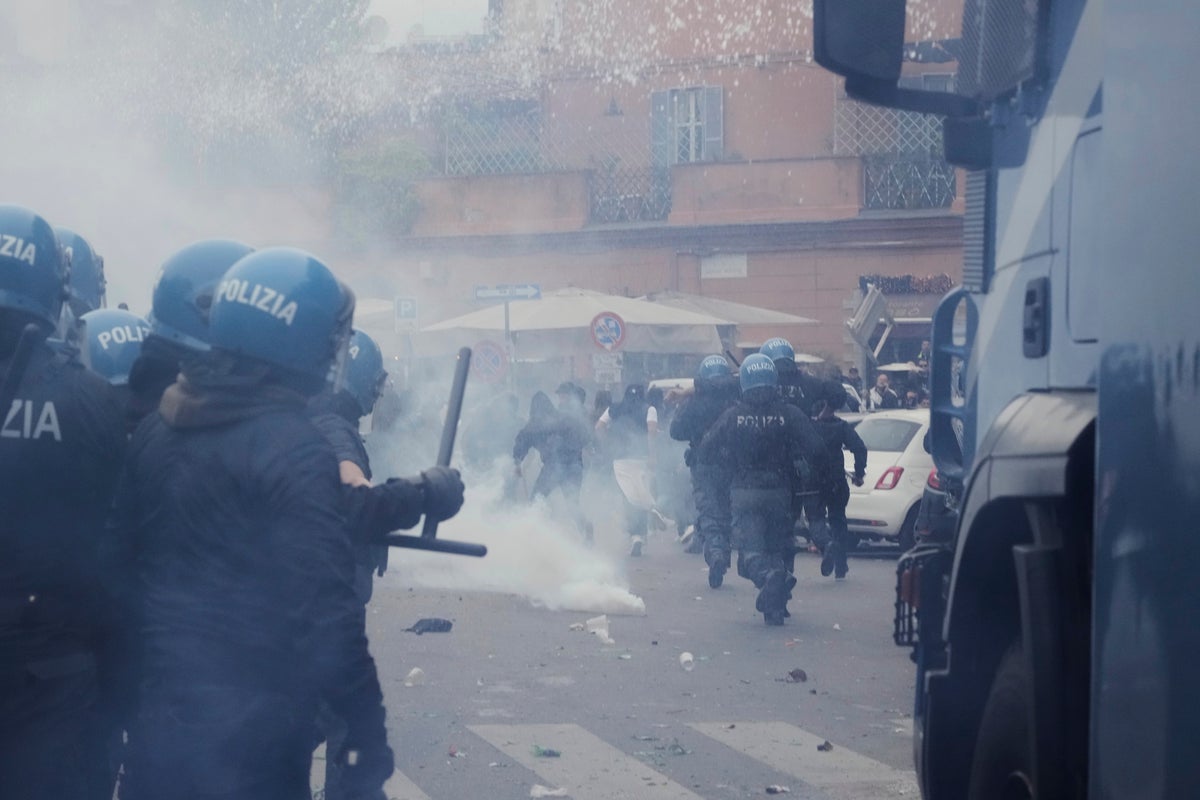 Police step in to avoid clashes between rival fans ahead of Rome derby