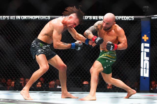 <p>Alexander Volkanovski (right) outpointed Diego Lopes after five rounds</p>