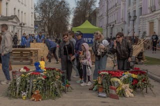 As pessoas se alinham em um memorial improvisado para o ataque de Sumy