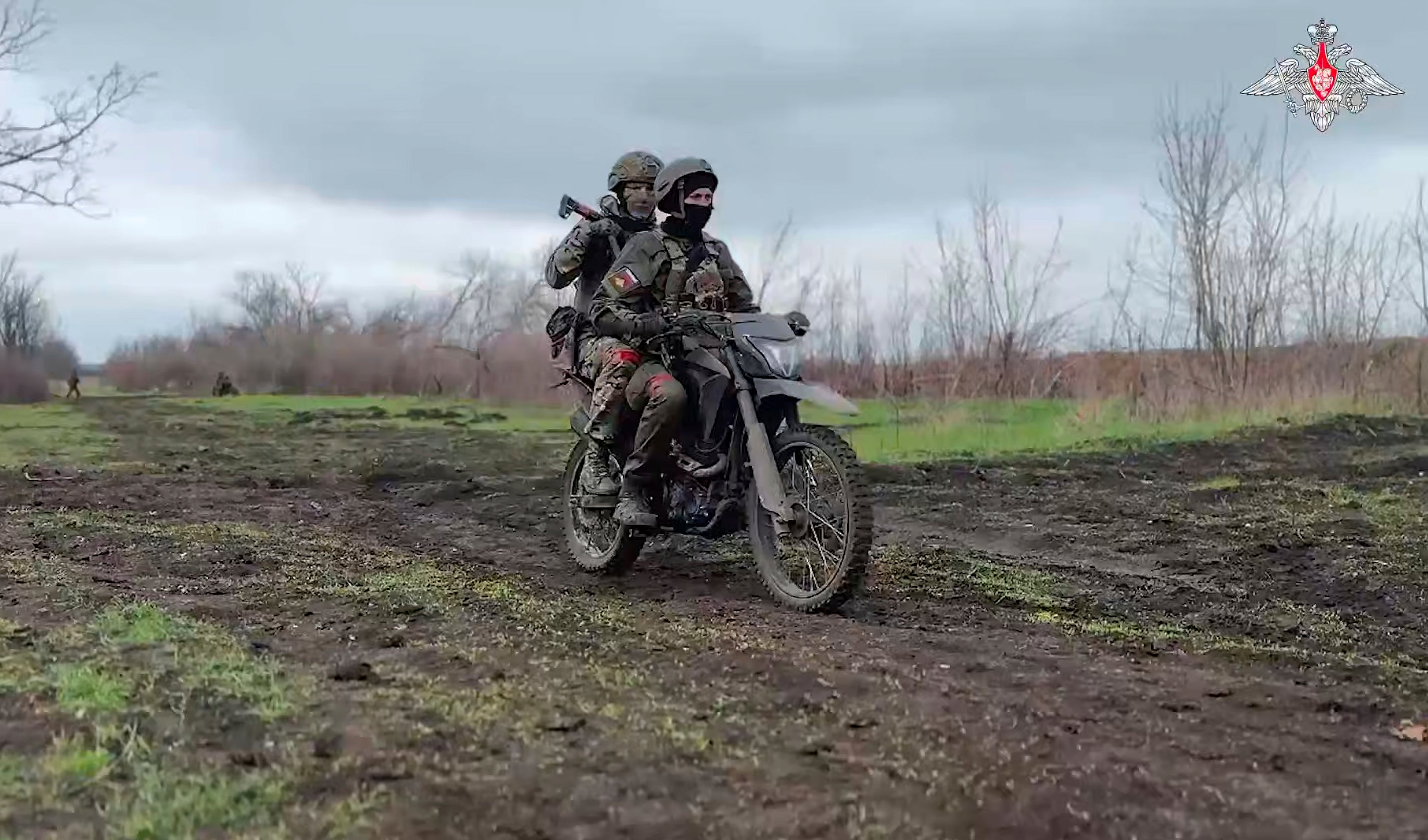 Le personnel militaire russe participe à une formation au combat pour les équipes d'assaut