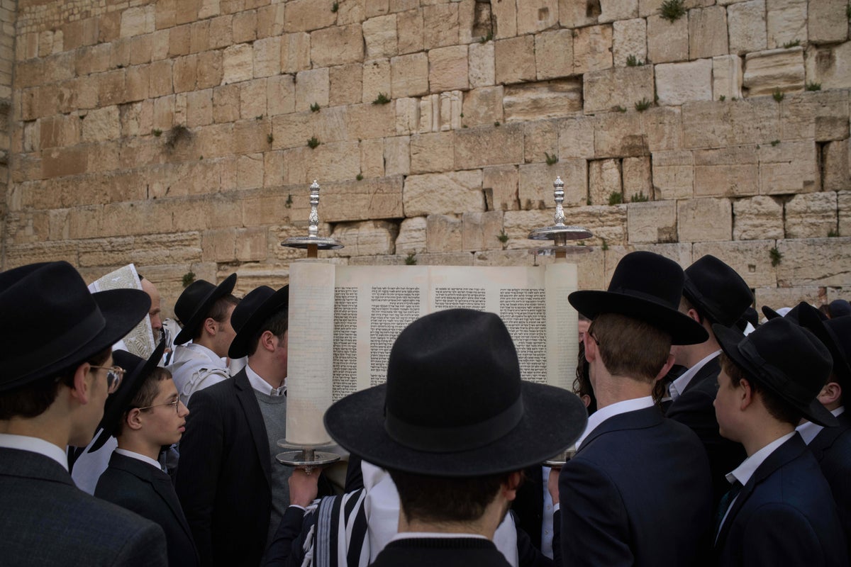 Tens of thousands of Jews gather for traditional blessing in Jerusalem