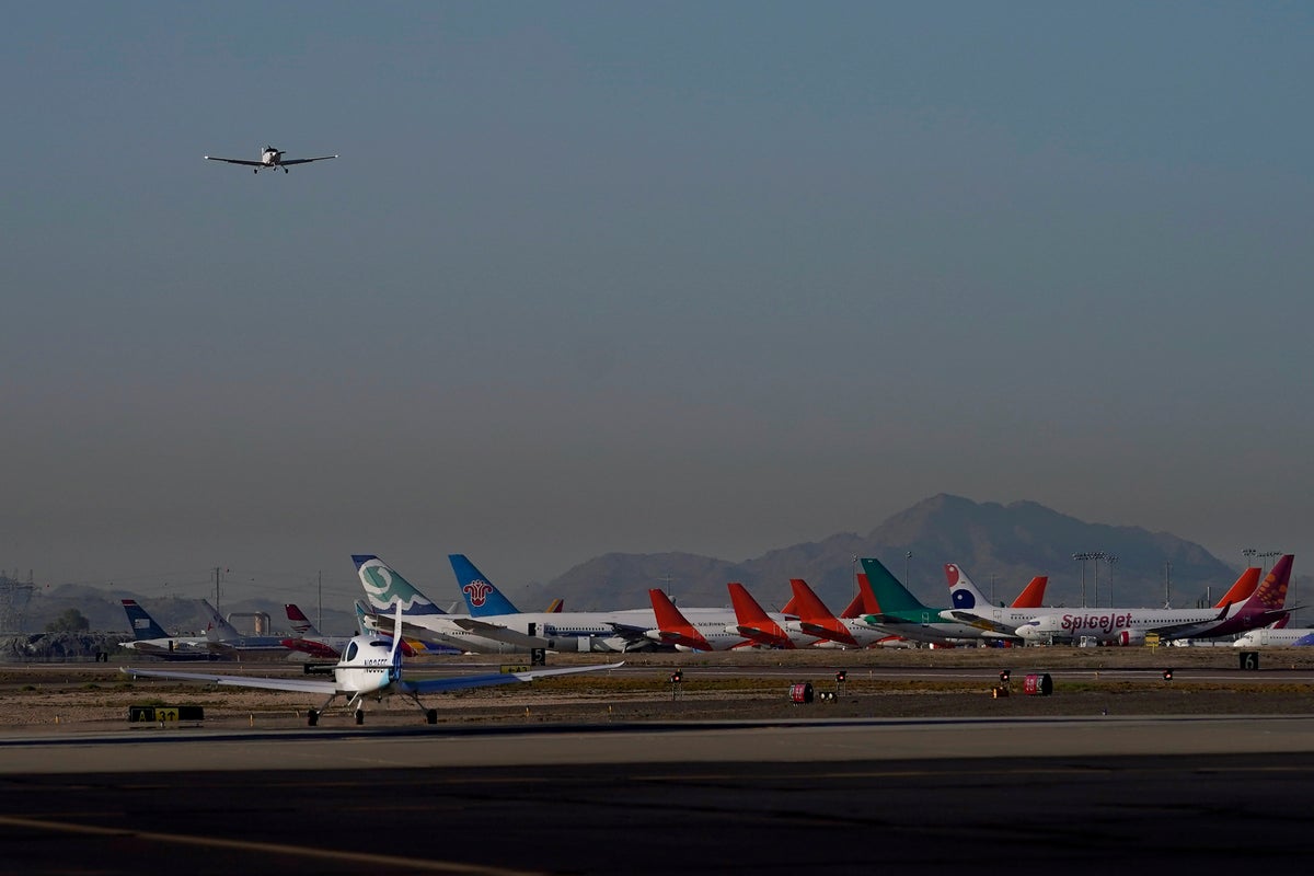 Dozens of student pilots sue United Airlines and its flight school over ...