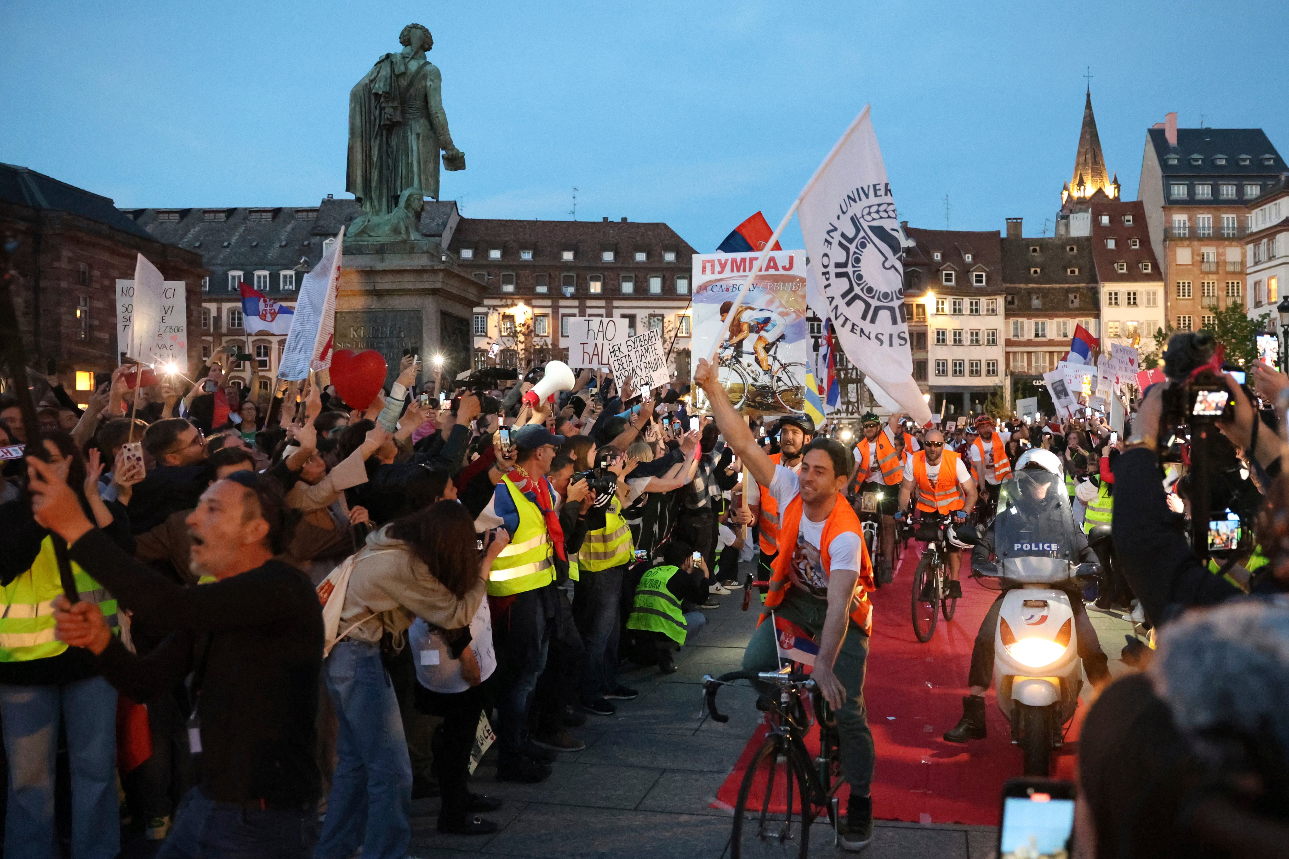 SERBIA-PROTESTA EN BICICLETA