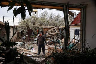 Um morador fica em um quintal de sua casa danificado durante uma greve de drones russos, em meio a ataques da Rússia à Ucrânia, em Odesa