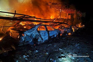 Os bombeiros apagaram o incêndio após o ataque dos drones da Rússia em Kamianske, região de Dnipropetrovsk, Ucrânia,