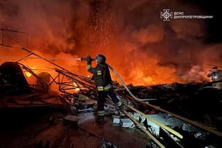 Serviço de emergência ucraniano, bombeiros lançam o incêndio após o ataque dos drones da Rússia em Kamianske, região de Dnipropetrovsk, Ucrânia