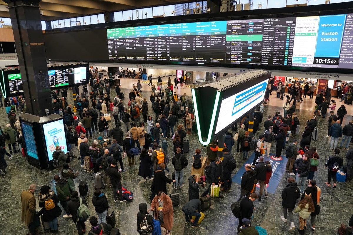 Train derailment causes chaos in London