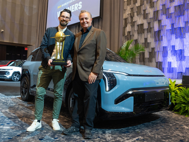 <p>The Independent ’s Electric Vehicles Editor Steve Fowler with Kia's British Head of Exterior Design John Buckingham<em> </em></p>