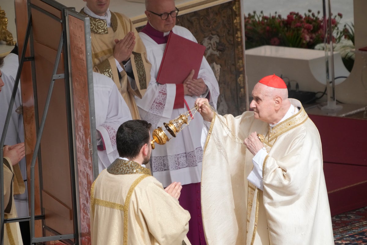 Vatican's Easter Mass opens without Pope Francis as he continues recovering from pneumonia