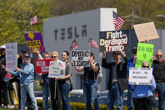 <p>Manifestantes en las afueras de un concesionario de Tesla La compañía acaba de registrar sus ingresos más bajos desde el tercer trimestre de 2021</p>