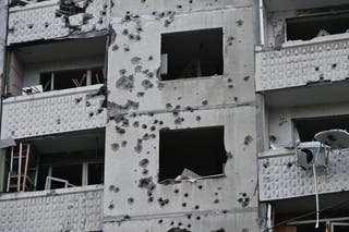 Esta fotografia tirada em 18 de abril de 2025 mostra um prédio residencial danificado após um ataque de mísseis em Kharkiv, em meio à invasão russa da Ucrânia