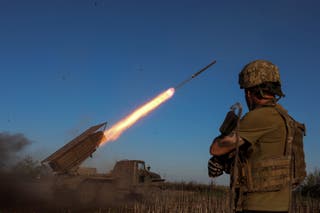 Le personnel militaire ukrainien lance des diplômés vers les troupes russes près de la ville de première ligne de Pokrovsk