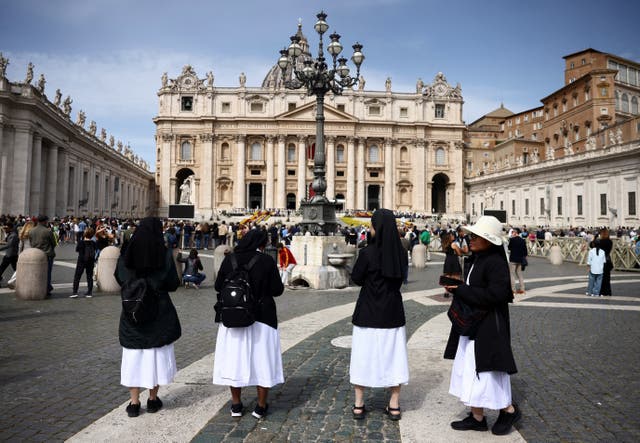 <p>Nuns stand in St. Peter's Square, after the death of Pope Francis</p>