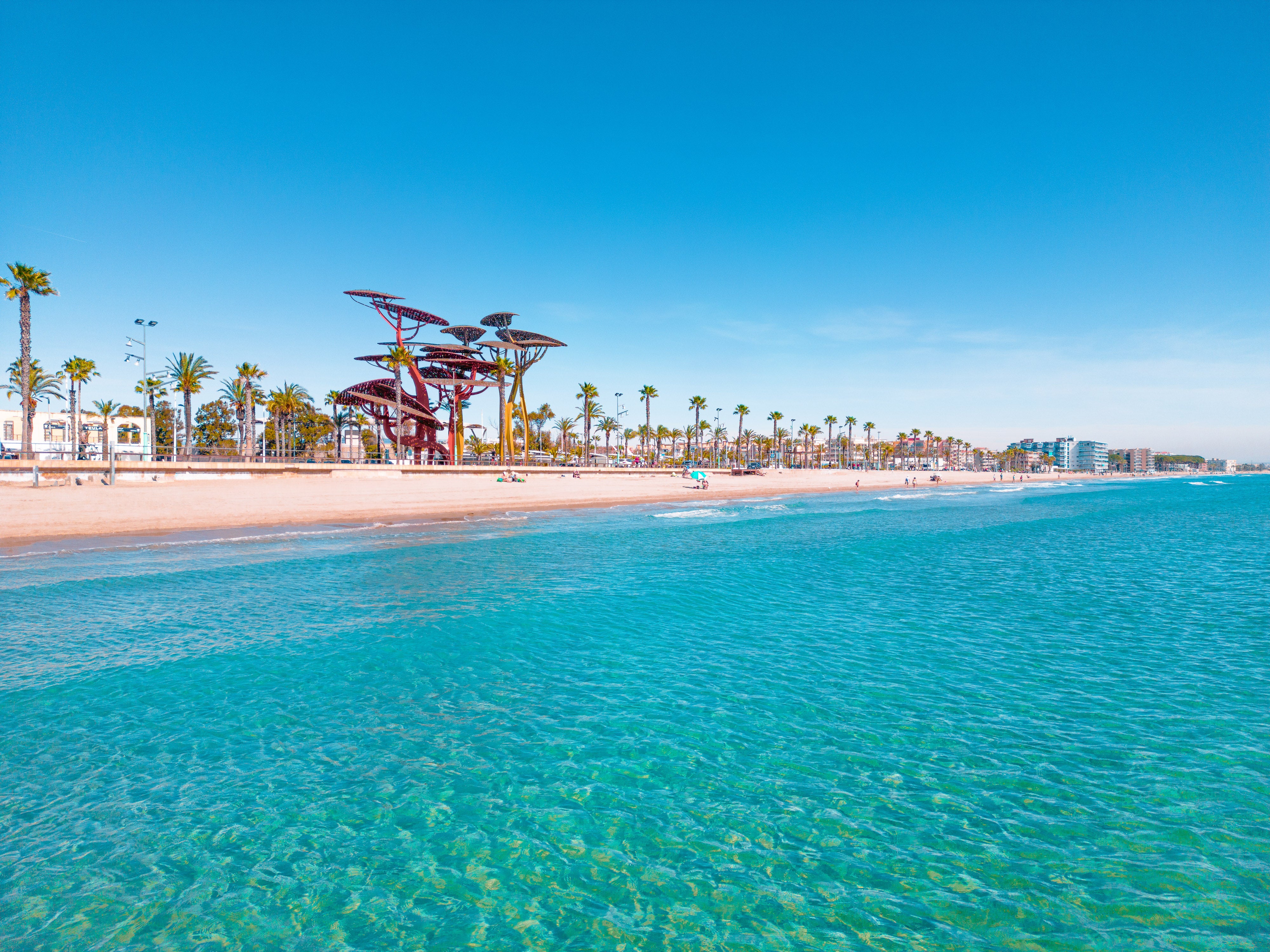 At la Pineda Platja, in Vila-seca you can enjoy everything from beach games to shoreside yoga