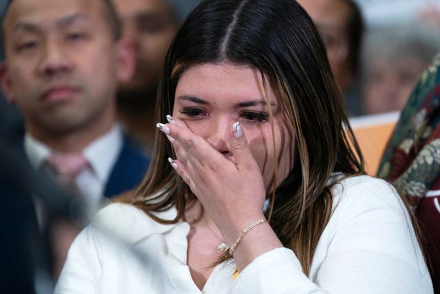 <p>La esposa de Ábrego García, Jennifer Vásquez Sura, dijo que empezó a temer por su seguridad y la de sus tres hijos después de que el DHS (Departamento de Seguridad Nacional de EE. UU.) compartiera en X una orden de protección de 2021 en la que aparecía de forma destacada su dirección</p>