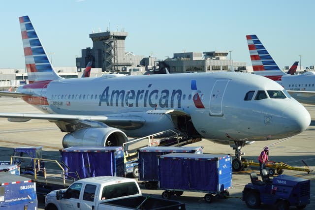 <p>Una familia demanda a American Airlines al afirmar que un familiar de 62 años no recibió atención médica tras sufrir un infarto</p>