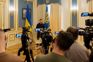 O presidente da Ucrânia, Volodymyr Zelensky, entrega uma conferência de imprensa em Kyiv em 22 de abril de 2025