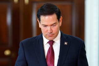 Secretário de Estado Marco Rubio enquanto cumprimentava o Primeiro Ministro do Catar em 22 de abril de 2025