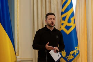 O presidente da Ucrânia, Volodymyr Zelensky, entrega uma conferência de imprensa em Kyiv em 22 de abril de 2025