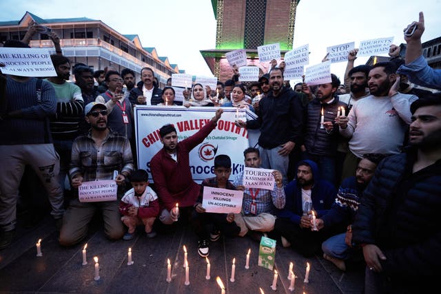 <p>People participate in a candlelight protest against the Pahalgam attack in Srinagar, Kashmir, on 23 April 2025</p>