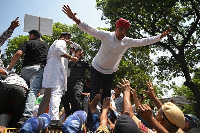 <p>Protesters clash with security personnel during a protest march towards the Pakistan High Commission condemning the Pahalgam tourist attack, in New Delhi on April 24, 2025</p>