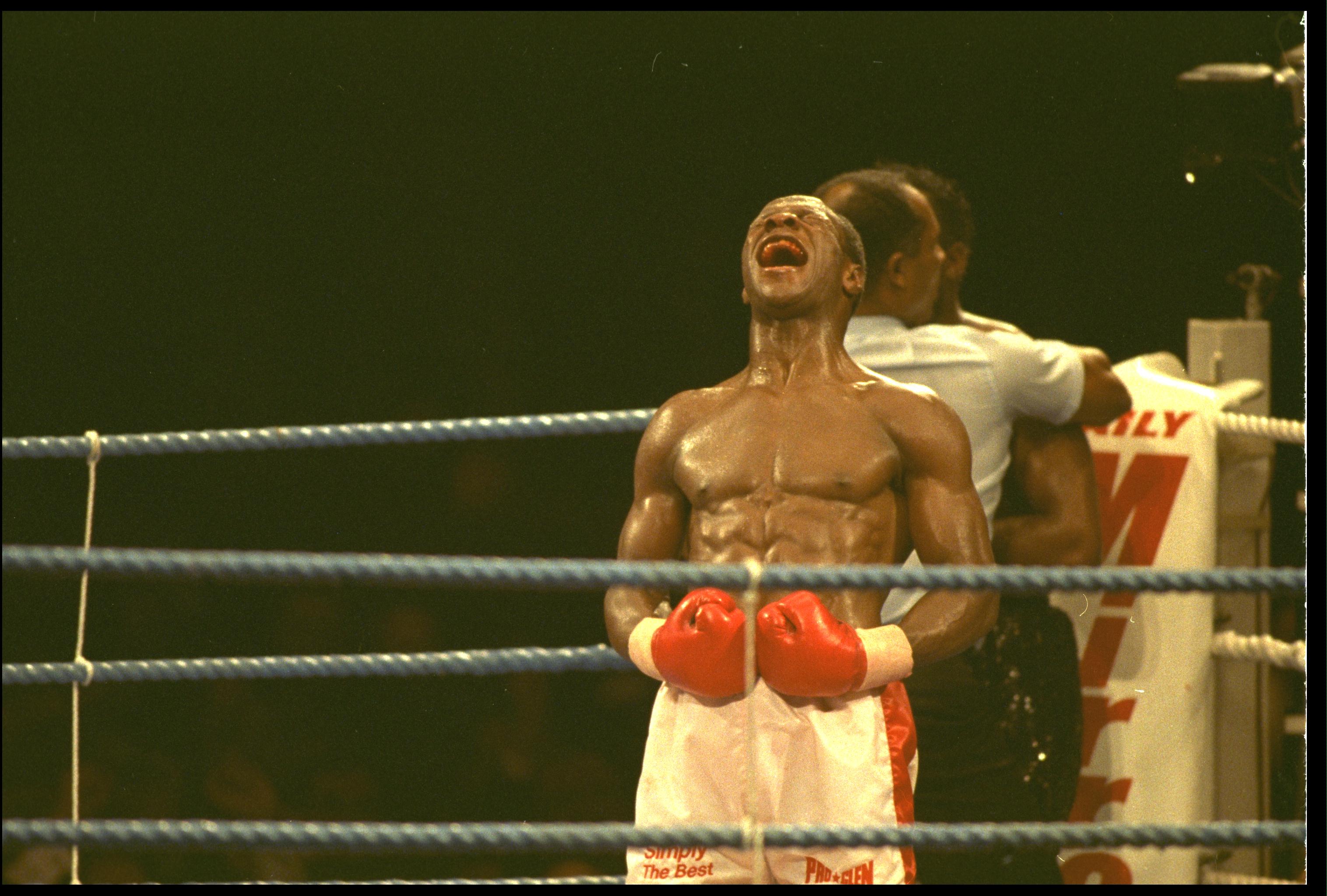 Chris Eubank merayakan kemenangannya atas Nigel Benn pada tahun 1990