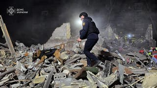 Les services d'urgence sont toujours à la recherche de survivants sous le frottement des carreaux