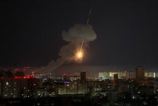 Les missiles balistiques peuvent être vus dans le ciel au-dessus de Kiev