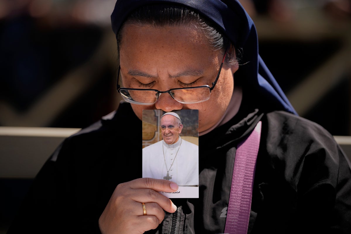 PHOTO COLLECTION: Vatican Pope Funeral Mourners