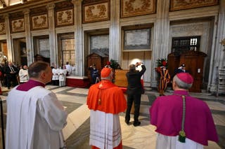 O cardeal Kevin Joseph Farrell (C), Camerlengo, da Igreja Romana Sacra, presidindo o sepultamento do falecido papa Francisco na Basílica de Santa Maria Maggiore em Roma