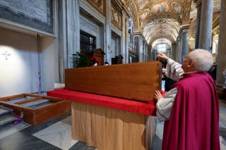 The note was placed inside the coffin of Pope Francis