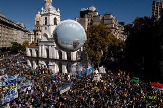 Milhares se reuniram para prestar homenagem a Francis