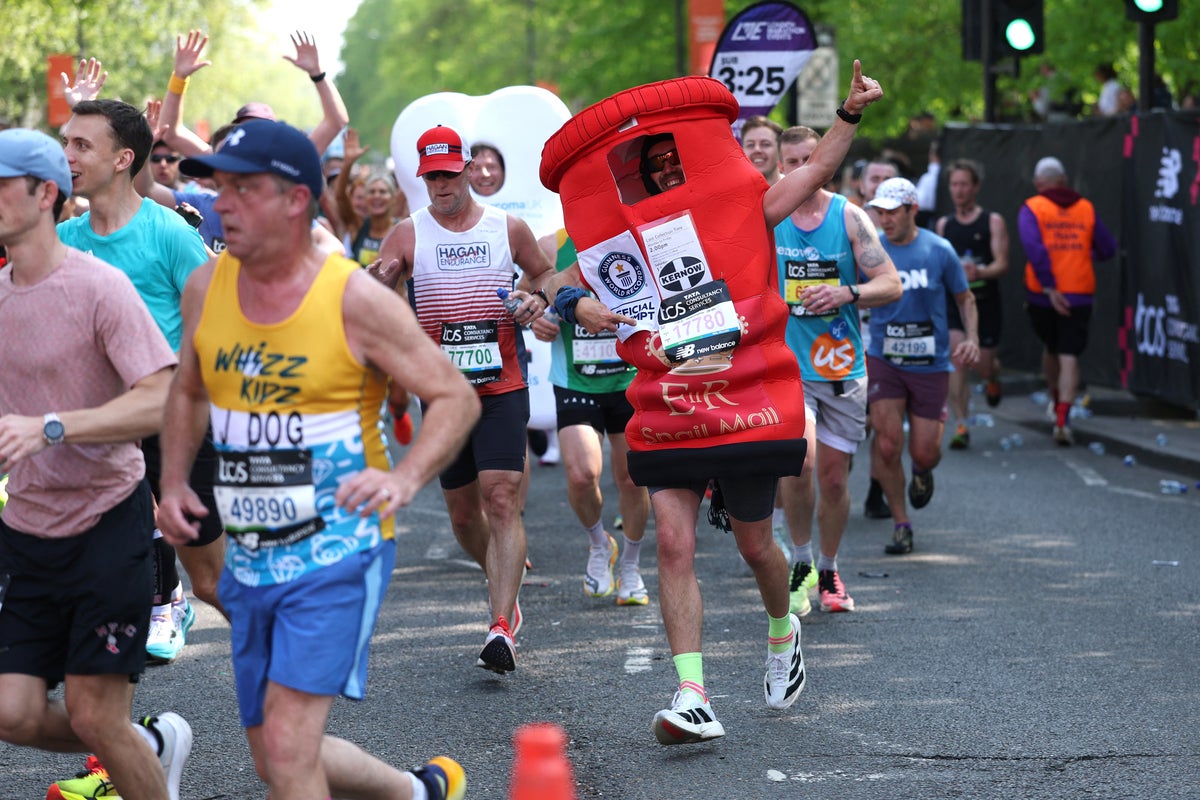 London Marathon 2025 LIVE: Eliud Kipchoge in hunt for men’s glory as women chase world record