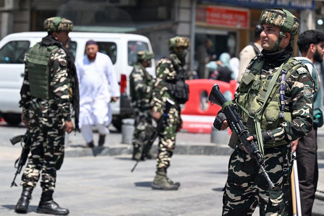 <p>Indian paramilitary troops stand guard in Srinagar, Kashmir, on 28 April 2025</p>