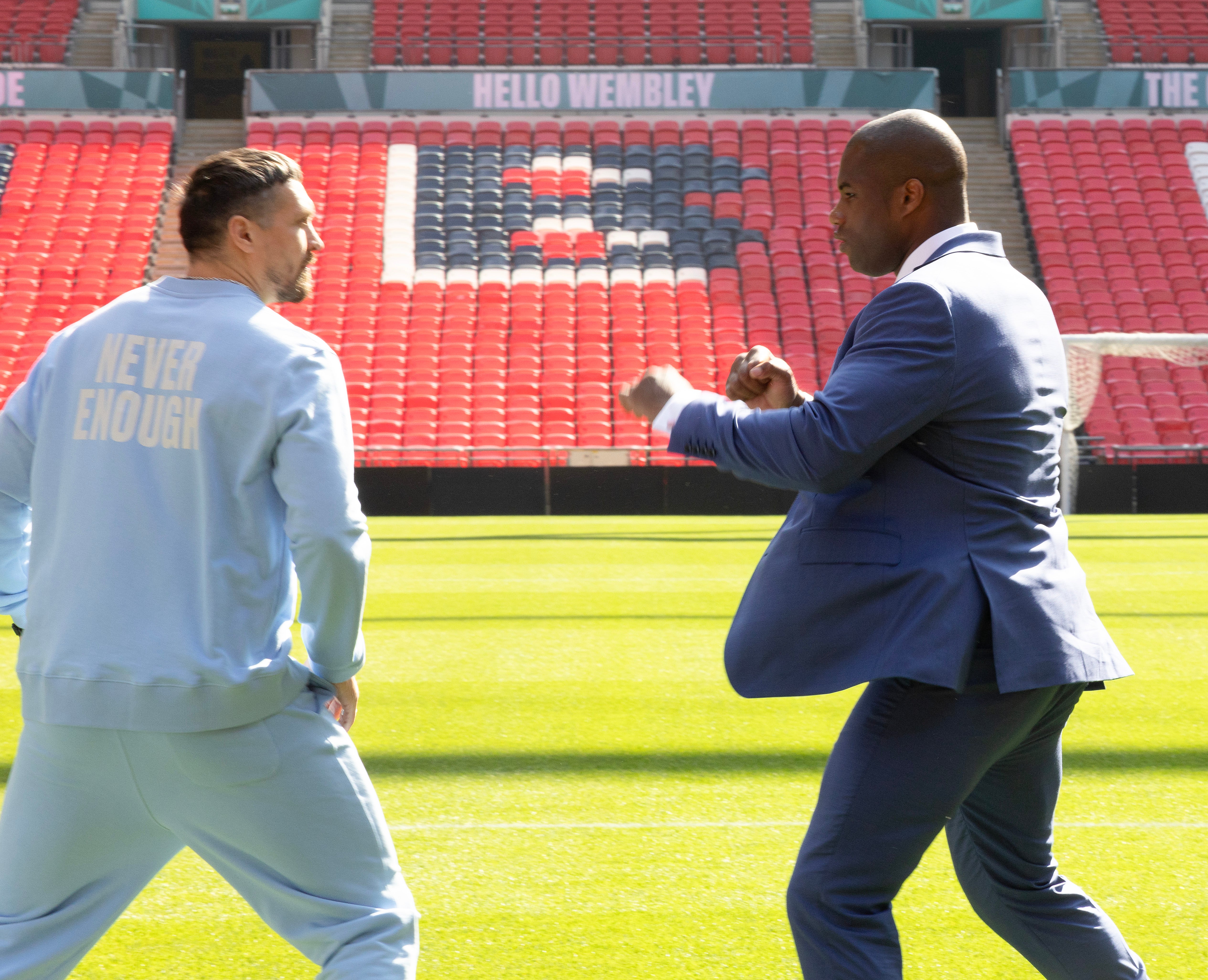 Daniel Dubois (derecha) después de empujar a Oleksandr Usyk en un enfrentamiento para su revancha