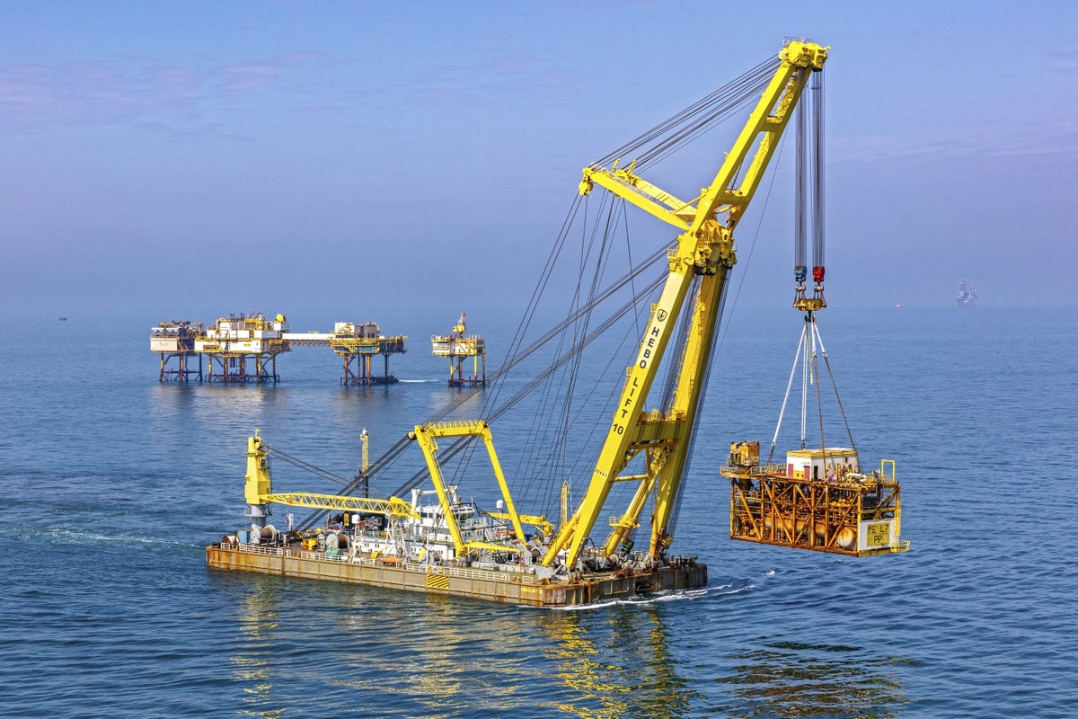 Salvage operation on sunken Bayesian superyacht begins off coast of Sicily