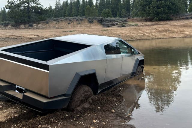 <p>La Patrulla de Carreteras de California, EE. UU., rescató un Tesla Cybertruck después de que su propietario lo condujera hasta un río en el pueblo de Truckee, California</p>