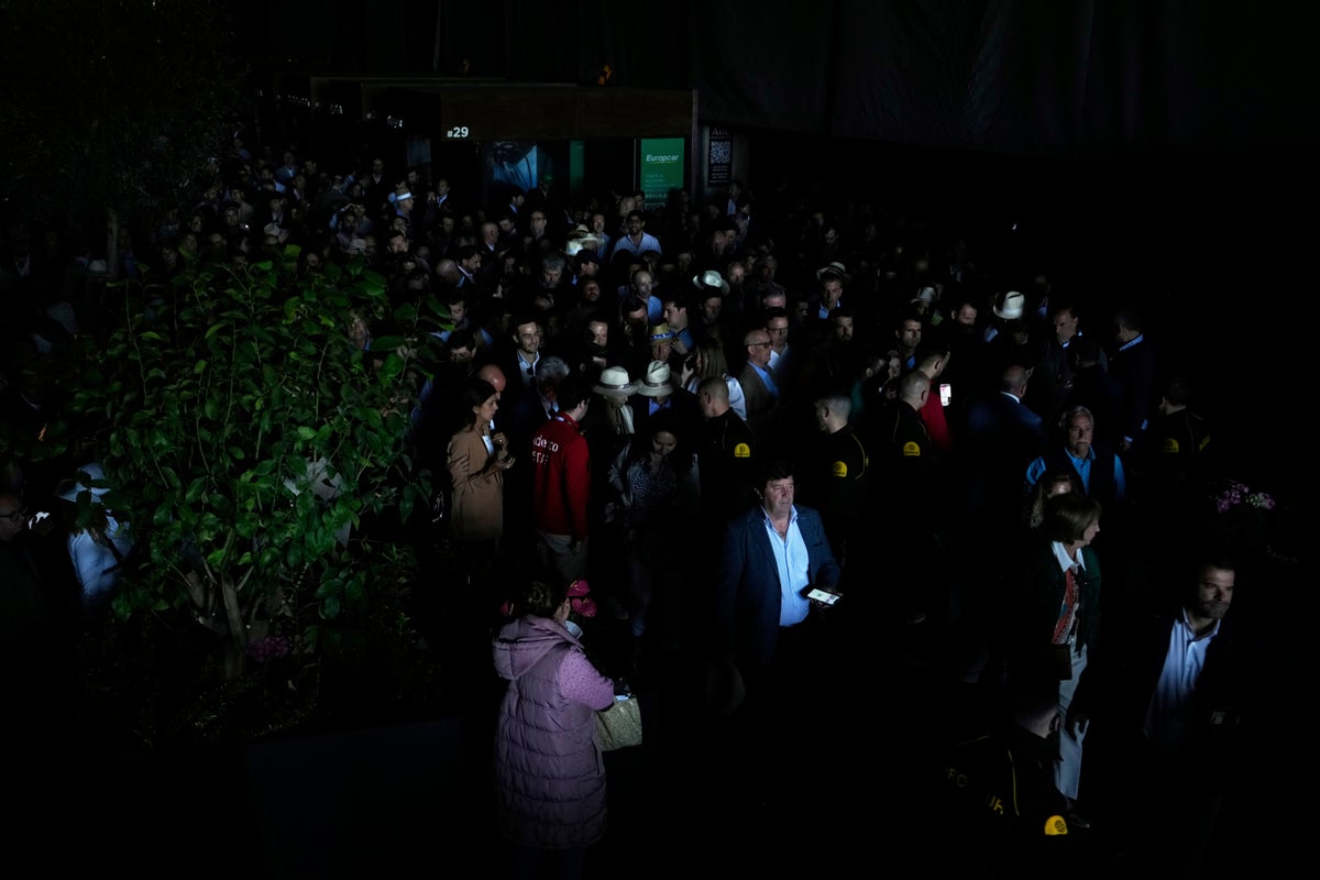 AP PHOTOS: A power outage in Spain and Portugal knocks out ATMs, subways and traffic signals