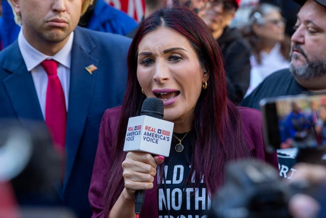 <p>La personalidad de redes sociales del movimiento MAGA y asesora del presidente Donald Trump, Laura Loomer, fue acusada de racismo, retórica antiindia e islamofobia durante su visita al India Today Conclave en Nueva Delhi el sábado </p>