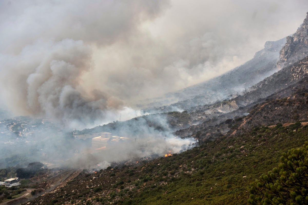 Cape Town Wildfire Burns 2,600 Hectares, Containment Efforts Ongoing