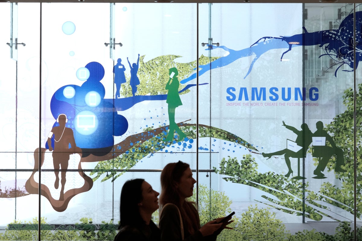 Samsung reports revenue increase thanks to mobile phone sales but its chip business suffers