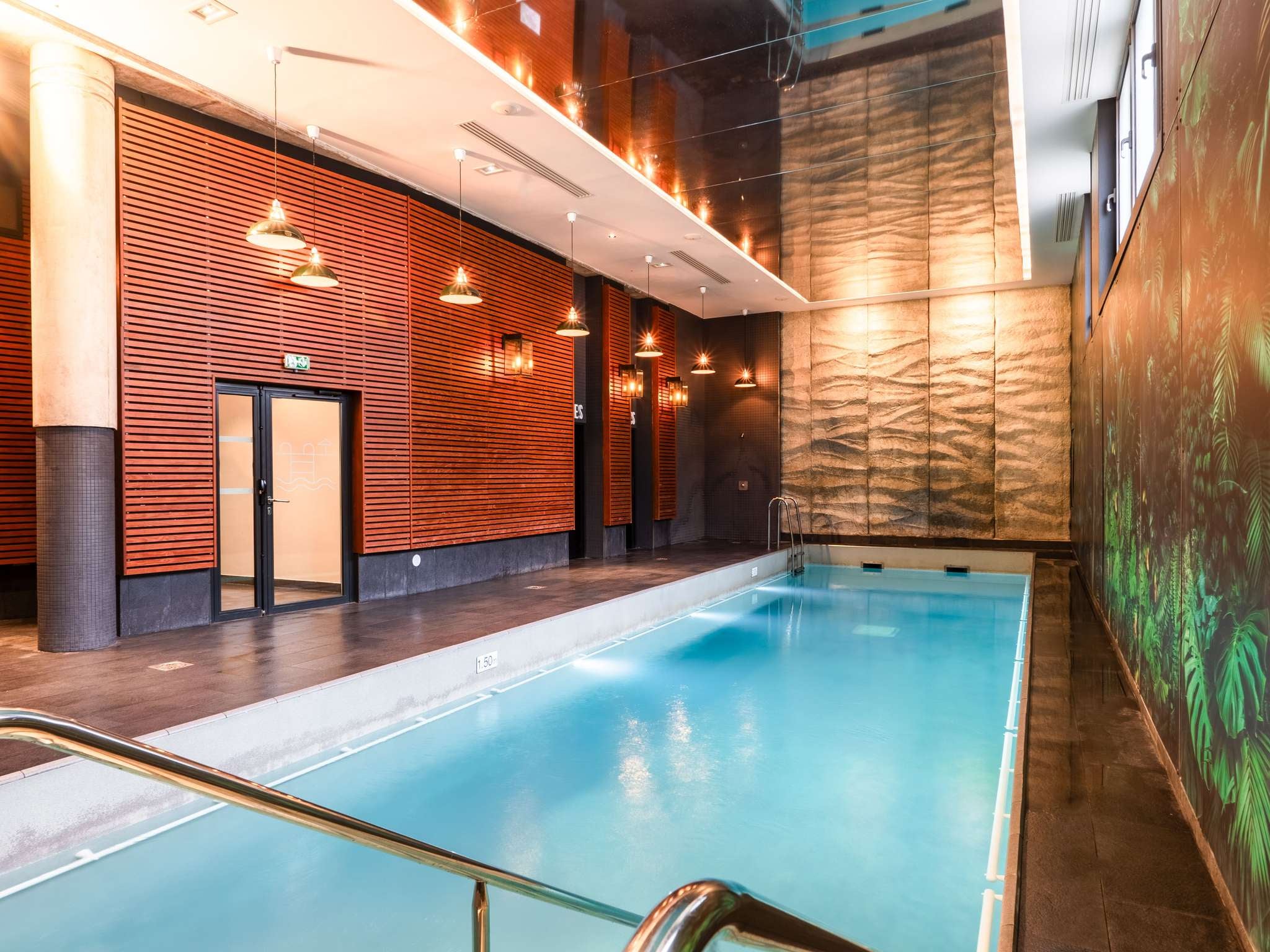 Splashing about in the large pool is one of the many activities available to kids at Hôtel Novotel Paris Gare de Lyon