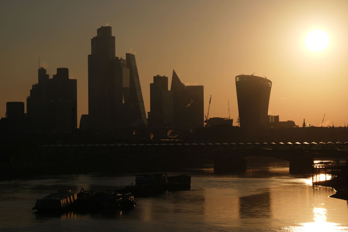 FTSE 100 holds on to gains as US stocks boosted