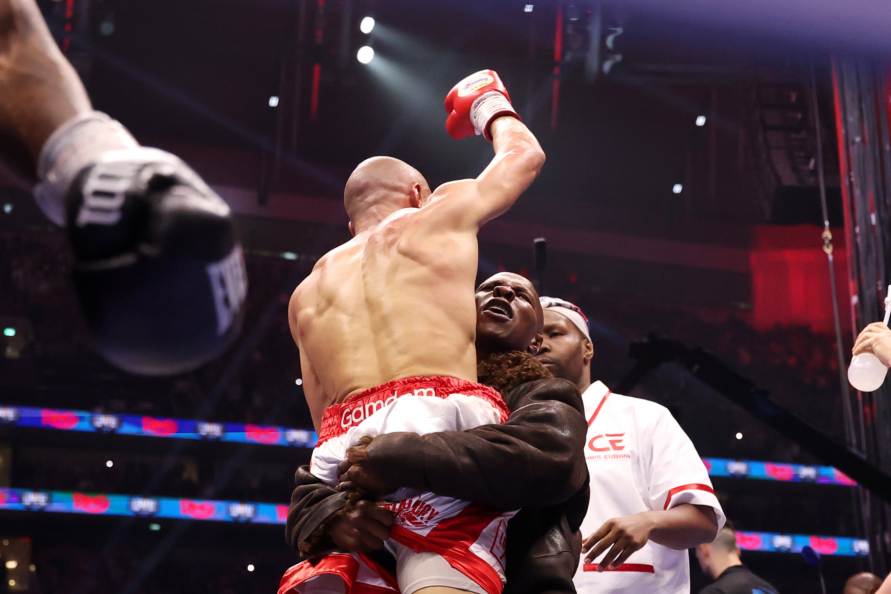 Eubank SR rises his son after JR defeats Conor Benn