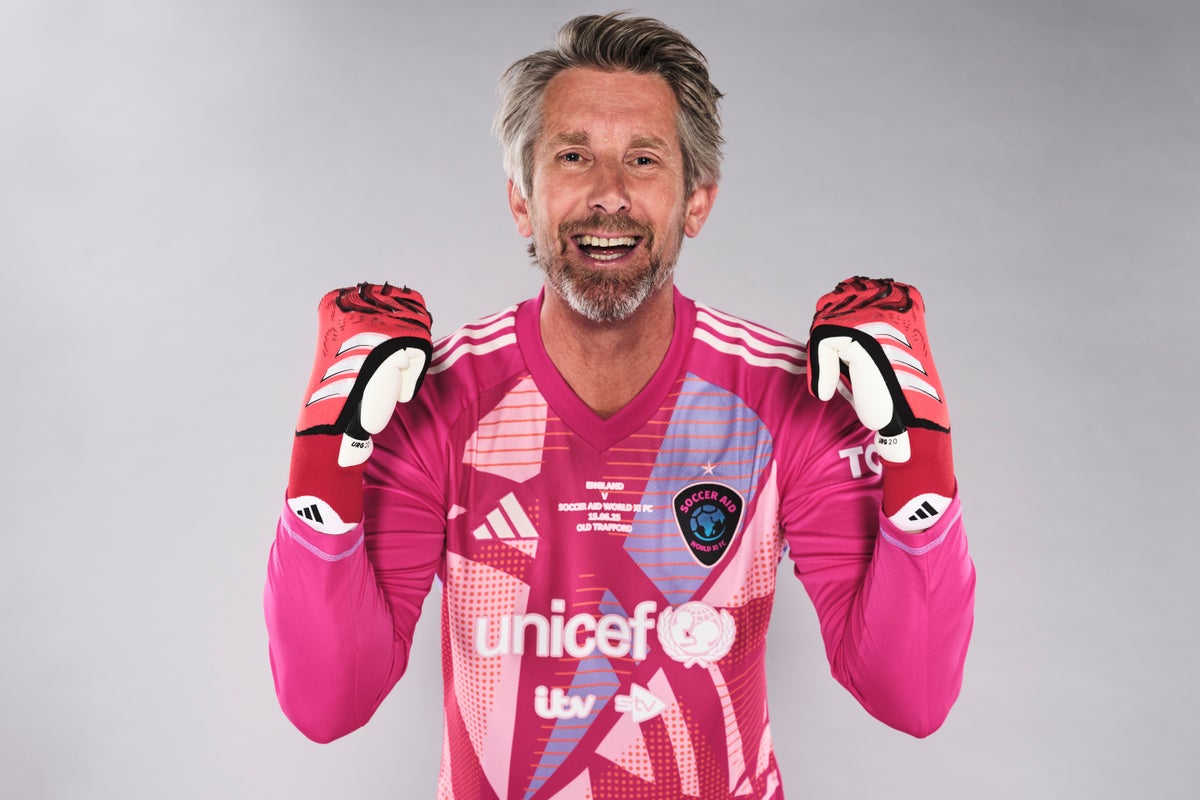 Edwin van der Sar hopes lightning can strike twice for Manchester United