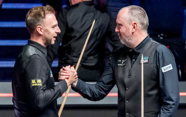 <p>Mark Williams (right) fought his way past Judd Trump</p>