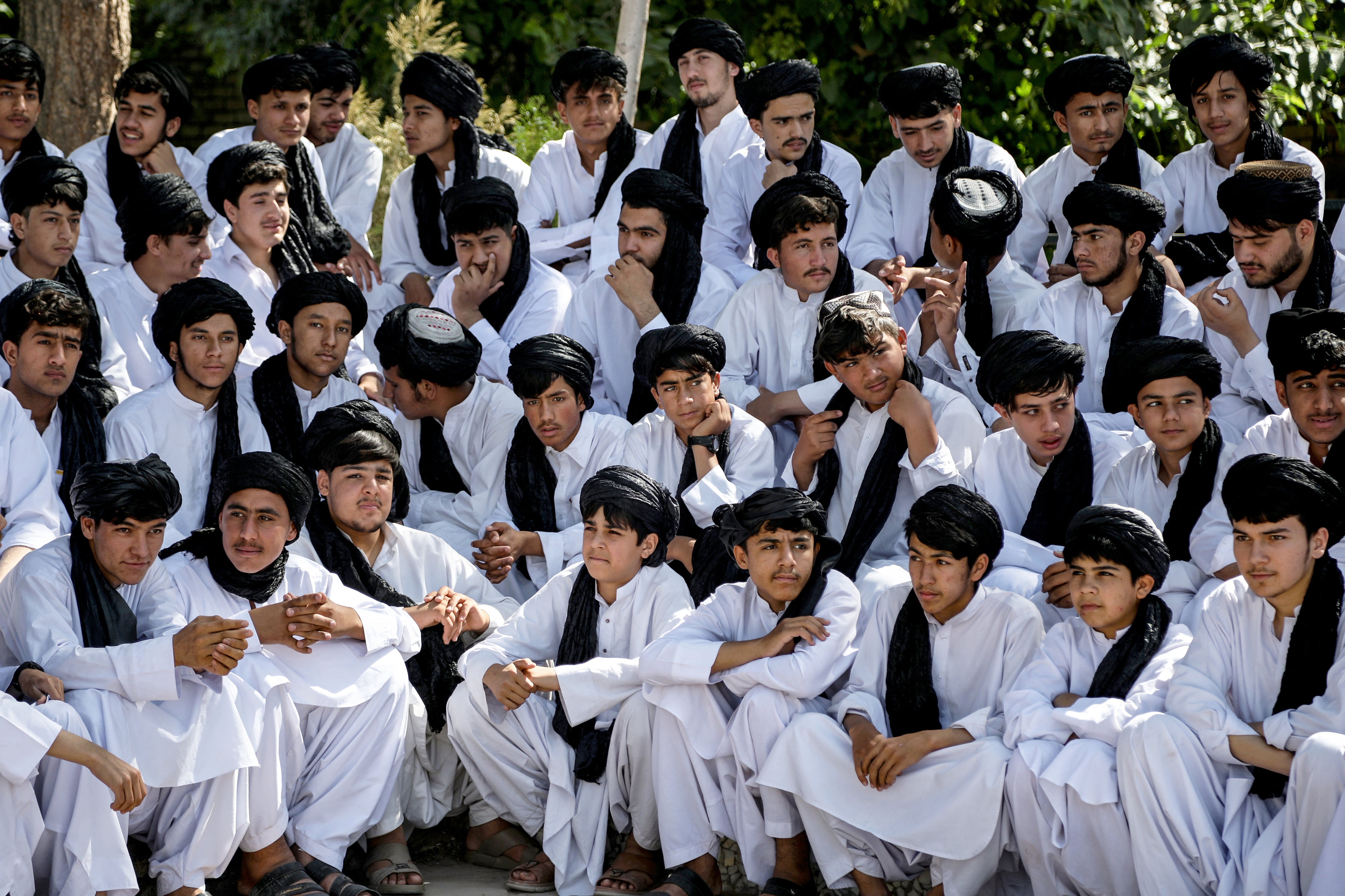 پسران مدرسه ای که لباس های جدید از تورن ها و تونیک های طولانی تحمیل شده توسط طالبان را برای یک رویداد در مدرسه ای در هرات ، افغانستان جمع می کنند
