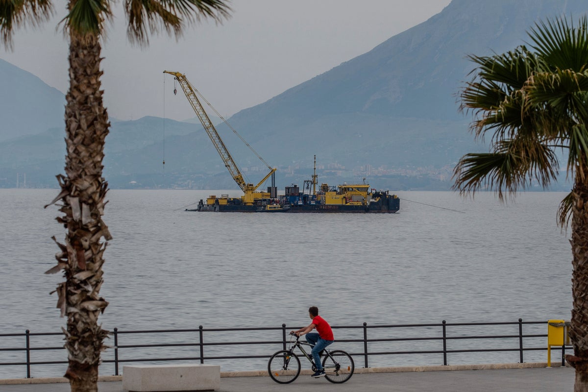 Experts start complex recovery of a superyacht that sank off Sicily, killing 7