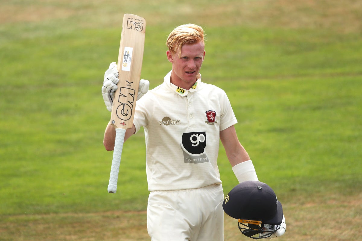 Jordan Cox retires hurt for Essex to put England Test spot in doubt